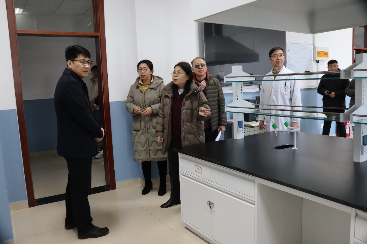 一群人站在厨房里AI 生成的内容可能不正确。